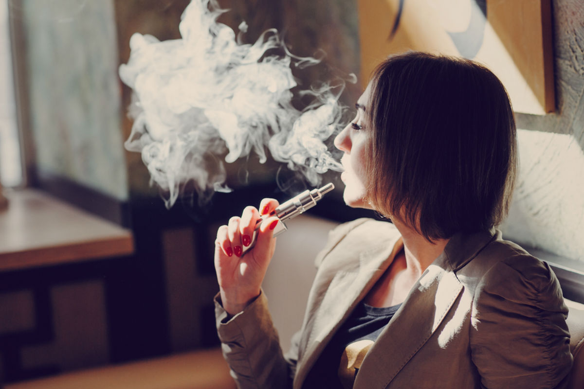 mujer fumando dejado de amarte te escribe impiden dependencia