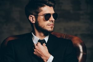 hombre exitoso-tecnología-black-mirror-gafas hombre elegante-hábitos que distinguen seguro de sí mismo manipular manipuladora