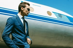 hombre traje avion vuelo viaje aeropuerto forma de vestir hombre común puertas elegante