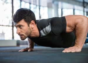 Hombre haciendo lagartija tipo de cuerpo