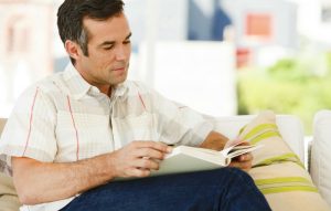 Hombre leyendo-emocionalmente inmadura salud mental fin de semana salud emocional