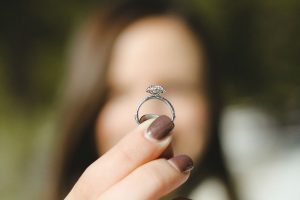 anillo-de-compromiso-pareja