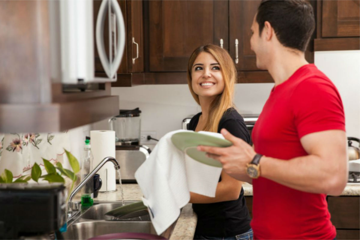 labores domésticas- lavar los platos enamoran