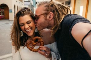 mujeres-sin-hambre-mas-romanticas-pretzel-lentes-recuerda romper la monotonía el amor amigos